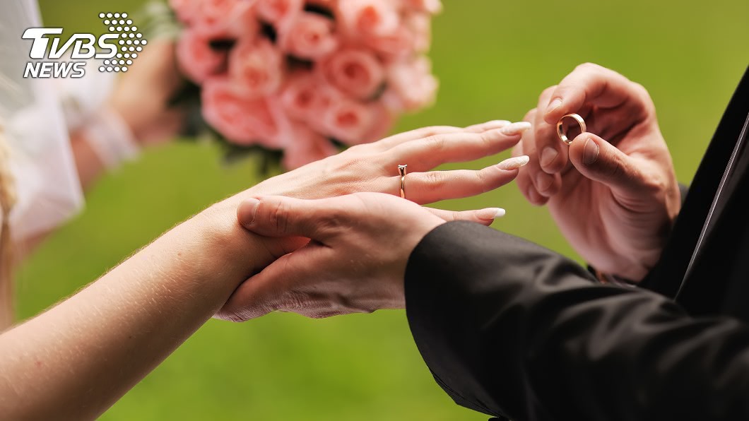 攜夫搬新家!二婚人妻意外翻出「17年前舊照」瞬間尷尬