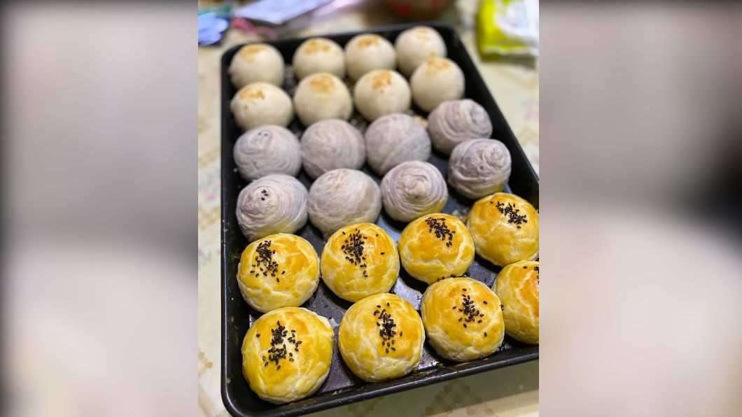 女網友自製的蛋黃酥。(圖/網友授權提供)