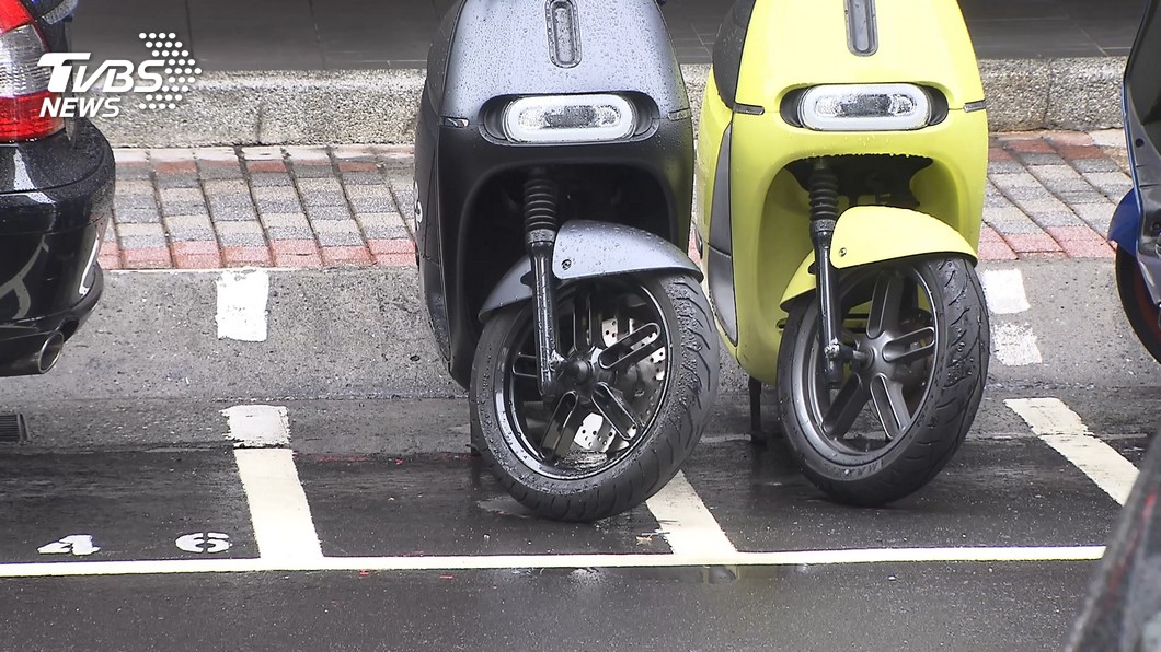 試乘電動車不穩倒! 女控遭敲「上萬元」維修費