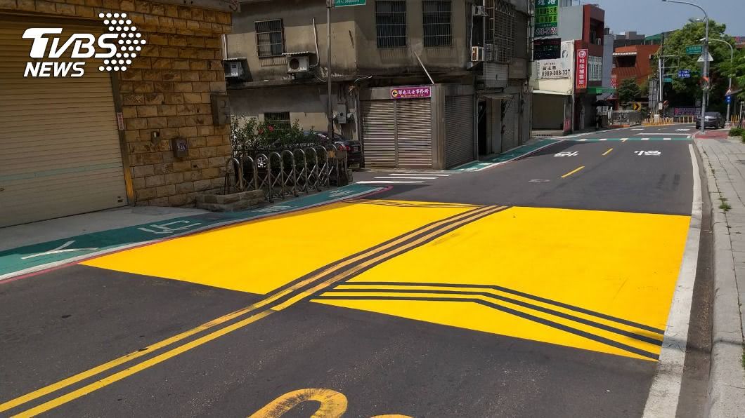 桃園試辦道路減速平台　網友笑稱「想到香蕉皮」