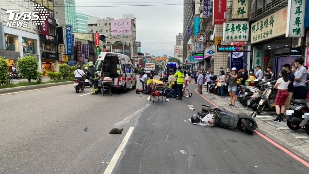8旬老翁駕車「不明原因暴衝」連環撞 5人送醫急救