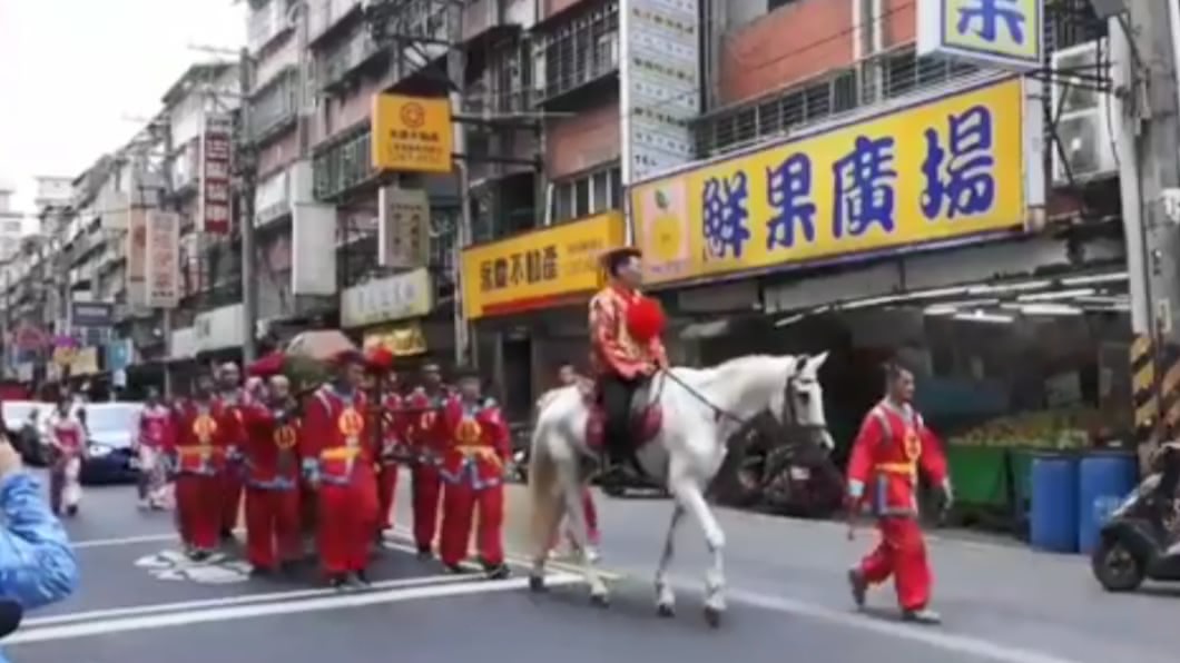 嫁妝一牛車!新郎騎白馬、扛花轎 古禮迎娶美嬌娘