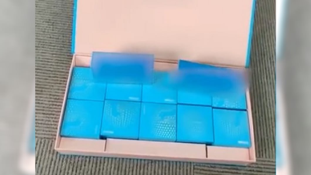 網友PO出公司送的中秋保險套禮盒。(圖/翻攝自微博)