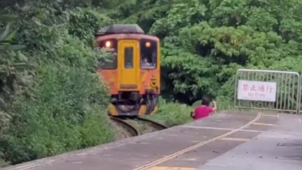 差點輾過！婦人「闖鐵軌自拍」　火車狂按喇叭急煞進站