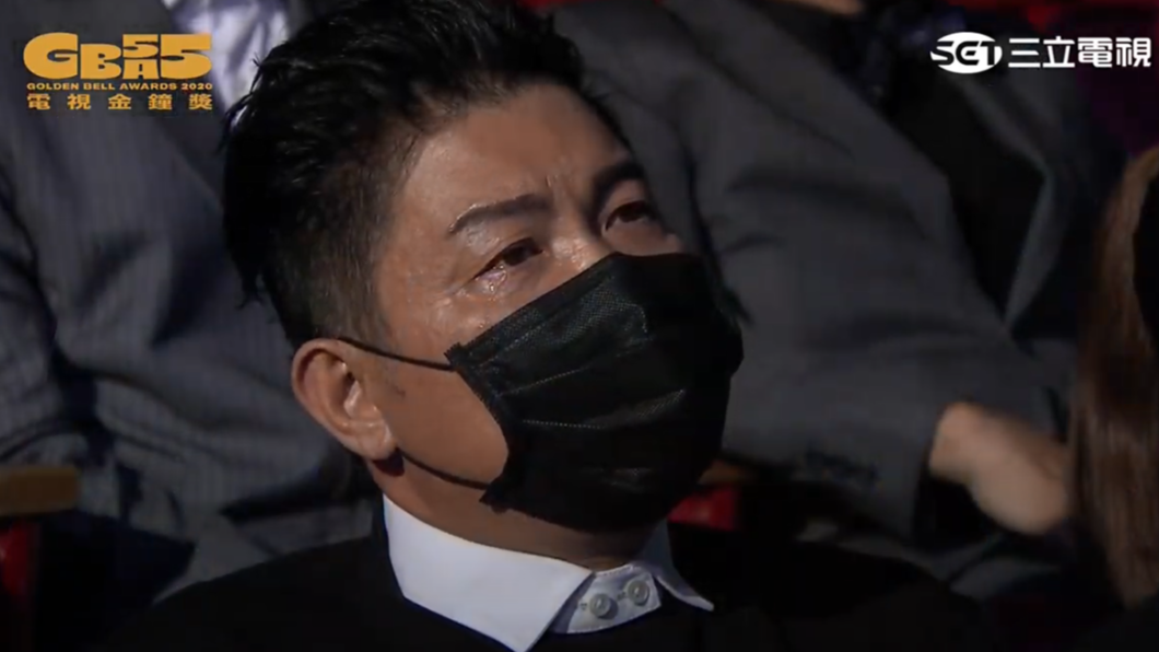 曾國城在台下忍不住泛淚。(圖/翻攝自YouTube廣播電視金鐘獎 Golden Bell Awards頻道)