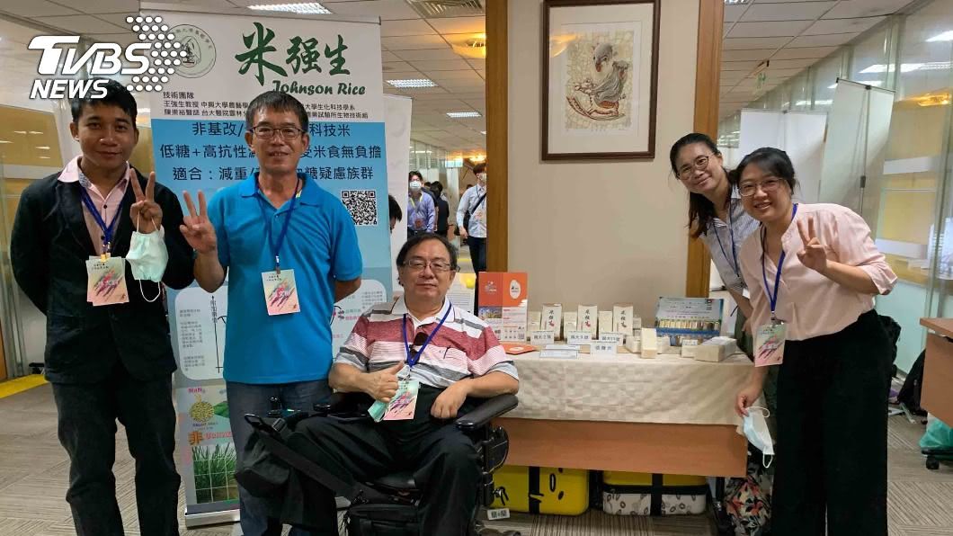 王強生帶團隊展出低升糖米。（圖／中央社）