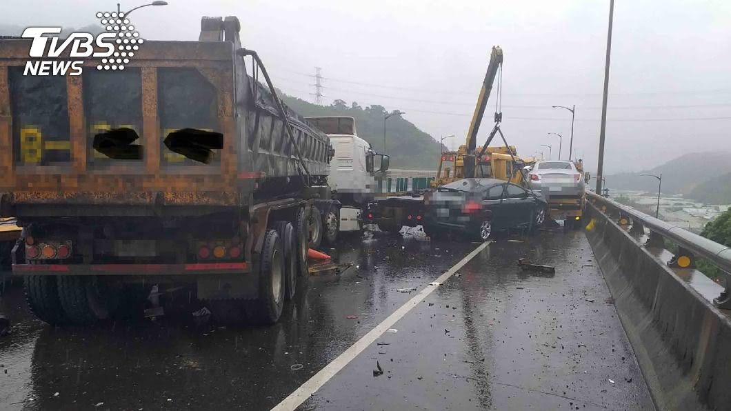 台64線五股路段7車連環撞　4傷送醫