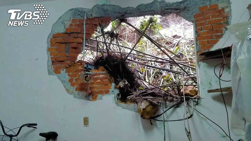 基隆落石砸落房間破大洞　住戶嚇到腿軟以為爆炸