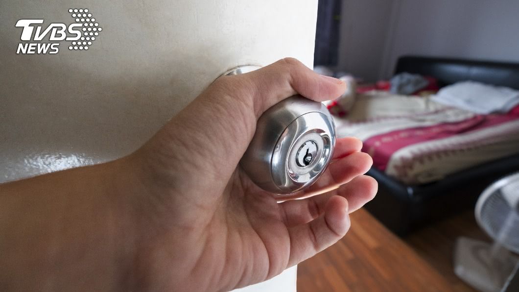 尪出差…公公在門外「DIY」 她崩潰求援!友飛車救人