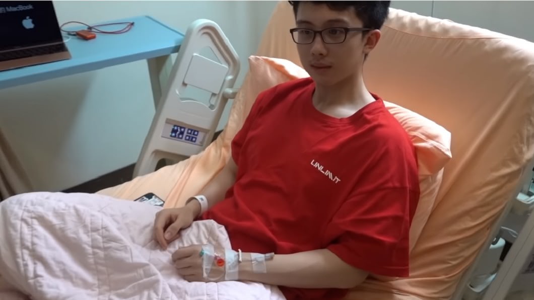 孫安佐為鼻塞動刀。(圖/翻攝自YouTube Sun 孫安佐的頻道Edward)