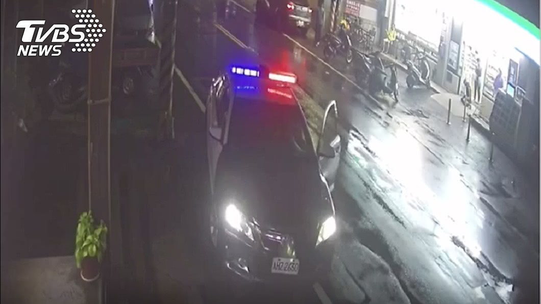 善心男子中槍後躲在超商,等待醫護人員救治。(圖/TVBS)