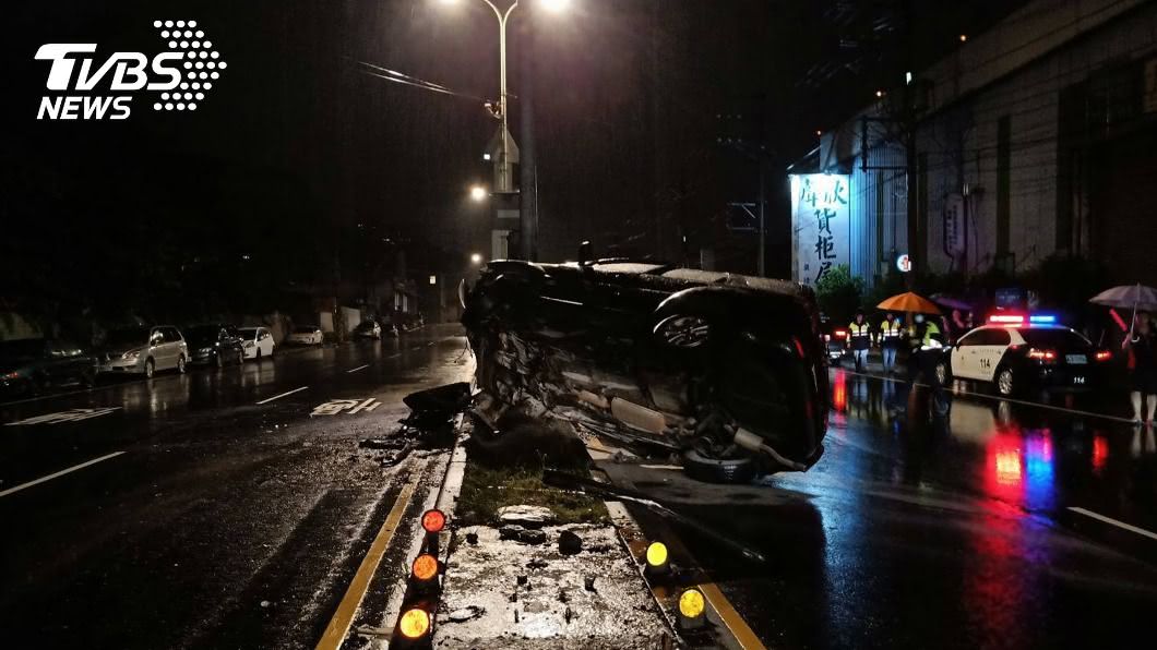 酒駕男爛醉撞上分隔島 小客車「90度翻覆」掛路中間