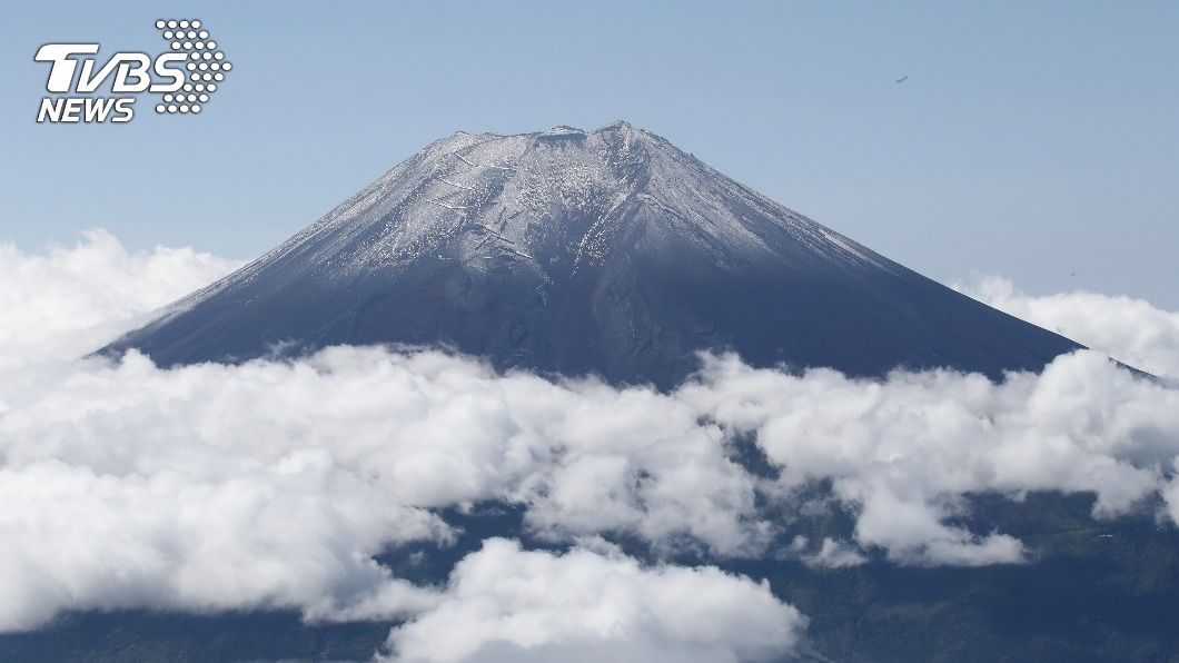 富士山下雪了！　山頂「初冠雪」比去年早24天