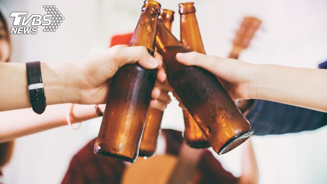 部分職員下班後需要與客戶應酬。（示意圖／shutterstock 達志影像）
