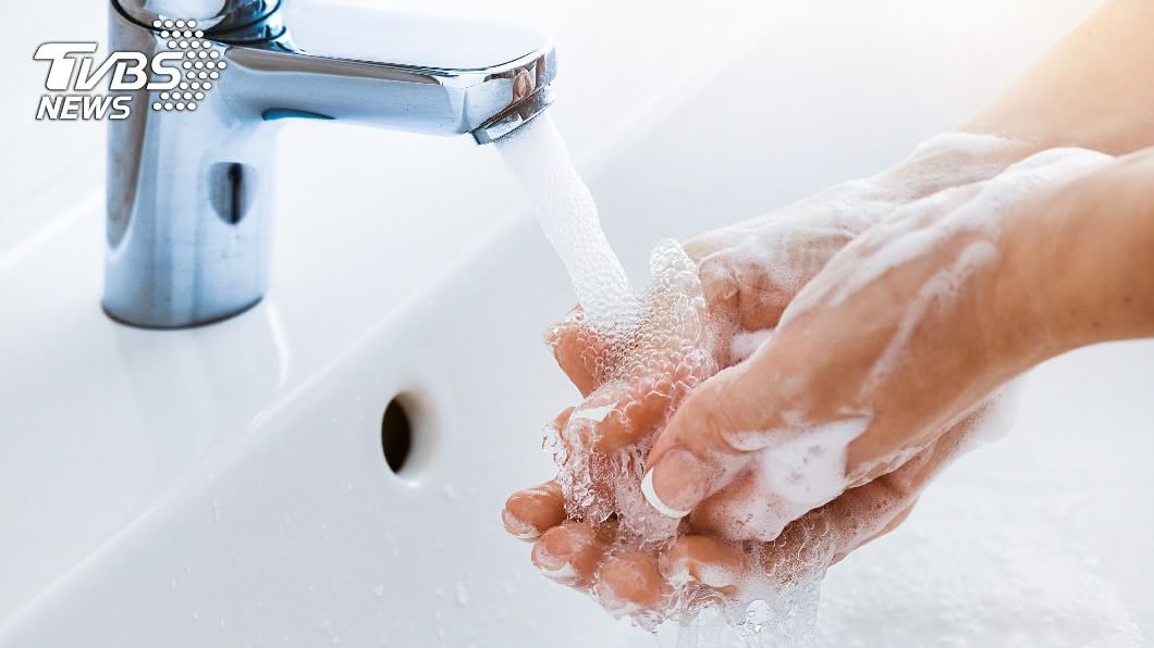 「洗手乳」用1年慘乾裂爆血！　她一見瓶身…臉秒綠
