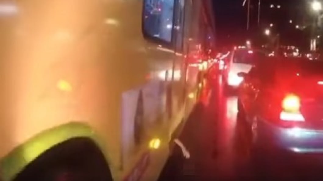 公車底部突現「詭異白手」!騎士急煞爆11秒影片嚇壞網