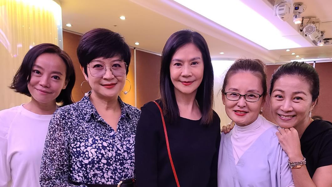 崔佩儀2020年也同框「花系列」女主角。(圖/翻攝自崔佩儀臉書)