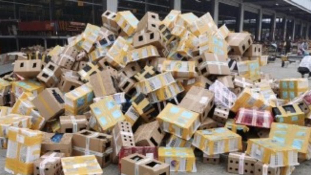 快遞箱層層疊起,場面極為驚悚。(圖/翻攝自微博)