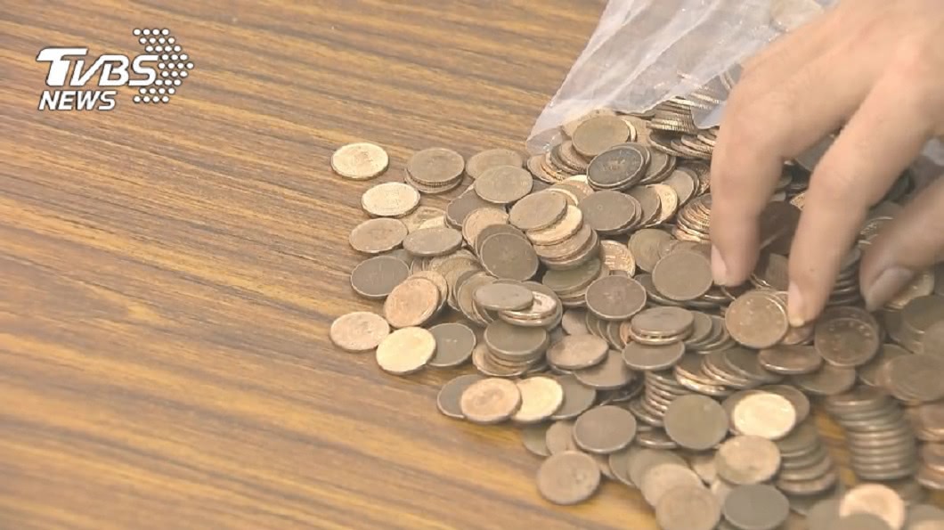 拿一堆1元結帳遭擺臭臉 他嗆店員「好爽」被轟爆