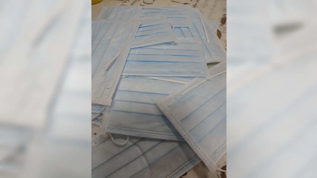 鼻樑條脫落的瑕疵口罩。(圖/翻攝自口罩現貨資訊 台灣製造MIT口罩交流 口罩公社)