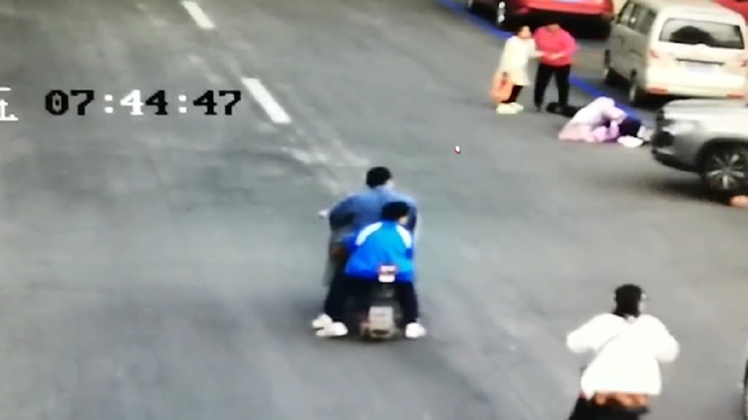 不爽被分手!恐怖情人駕車來回碾壓 33歲女慘縫30針