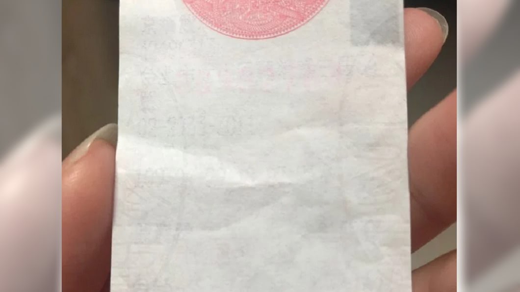 油墨淡化的發票近看也是一片空白。（圖／翻攝自Dcard）