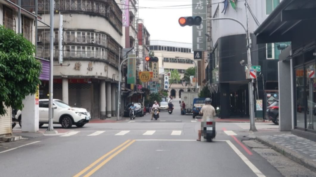 停車必須將車「停進白線內」,部分車身露出占用道路屬違規。(圖/翻攝自花蓮縣議員張美慧臉書)