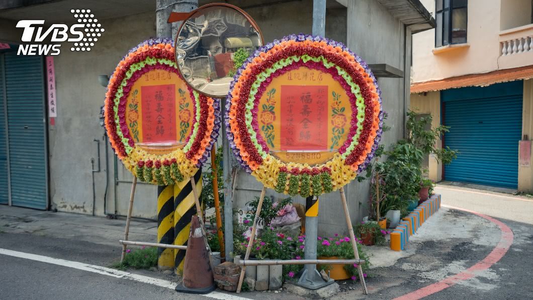 尪大鬧母喪禮:不就死個人嘛!夫妻「場外扭打」進警局