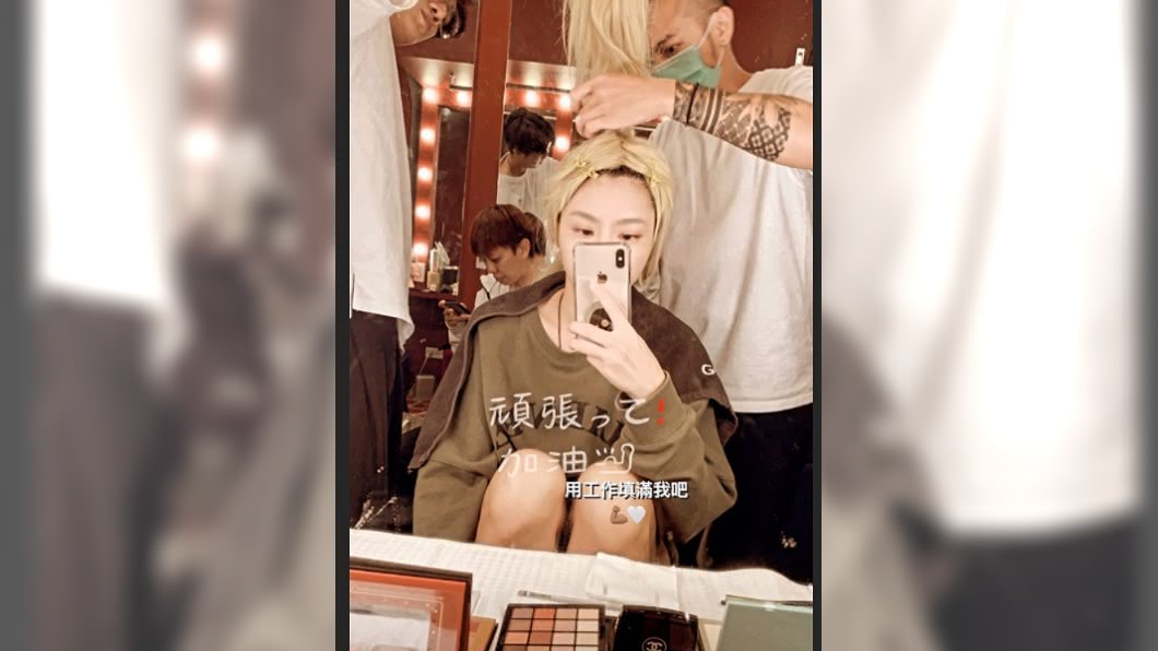峮峮手機背面的骷髏頭圖案,正是小鬼潮牌的經典Logo。(圖/翻攝自峮峮IG)