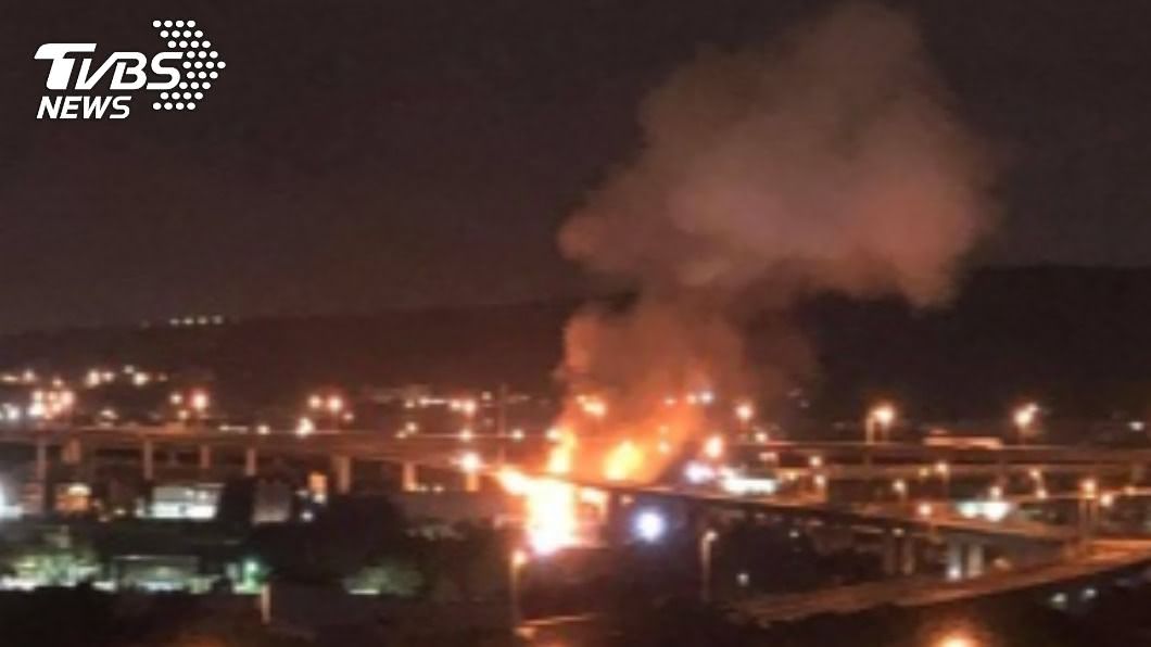國道槽罐車失控卡匝道車禍,氣體槽爆炸,司機當場喪命。(圖/中央社)
