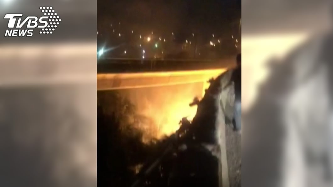 槽罐車氣體槽墜落十米高空地驚悚爆炸,消防急滅火。(圖/TVBS)