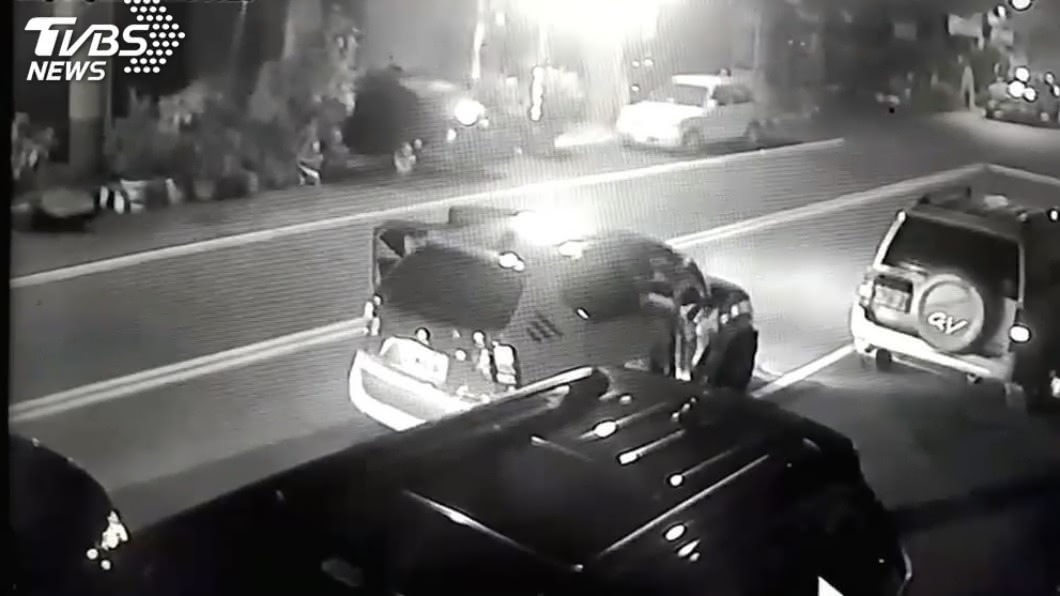 誤認酒店與三民區茶行負責人有關,3男友人聚眾狂砸店外車。(圖/TVBS)
