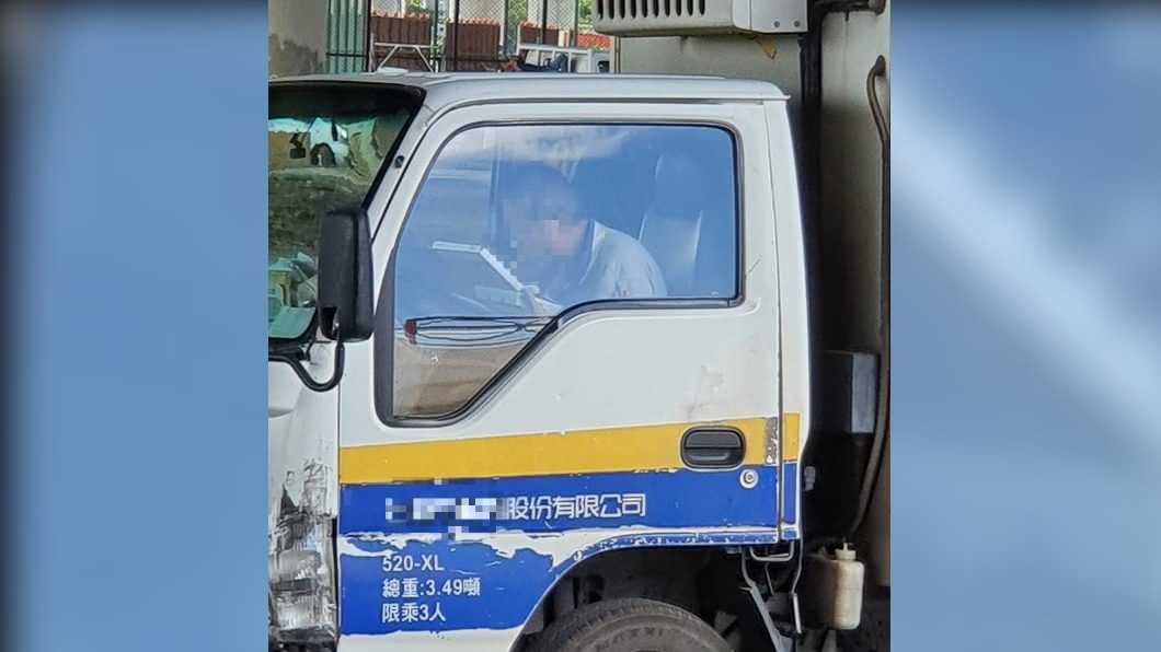 連假前趕送貨!貨運司機「車上猛吞便當」 網暖心道謝