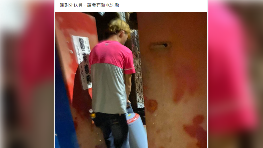 網友拍下外送員幫忙搬瓦斯的畫面。（圖／翻攝自「爆廢公社公開版」）