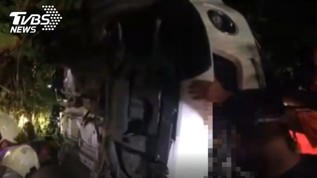 轎車翻覆駕駛遭重壓搶救不治，乘客多處擦挫傷。（圖／TVBS）