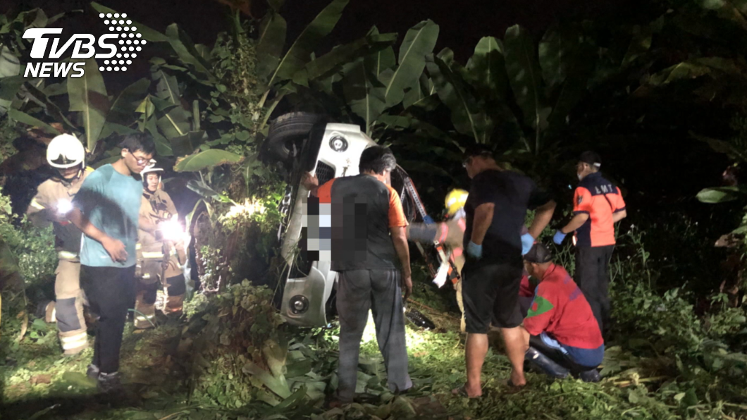 中秋前夕台南自小客疑失控衝下邊坡　1死1傷