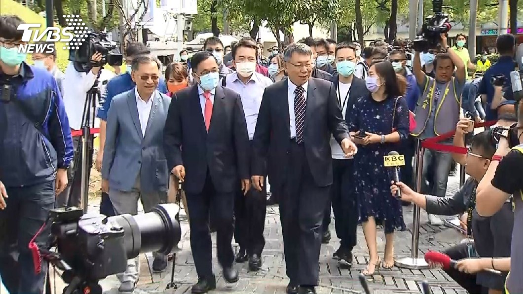 柯文哲也陪同陳水扁一同進場。(圖/TVBS)