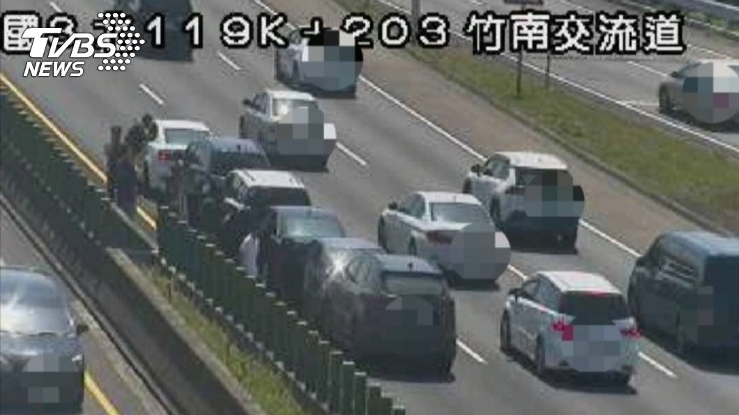 大回堵塞上加塞!國3竹南段6車追撞 2輕傷送醫