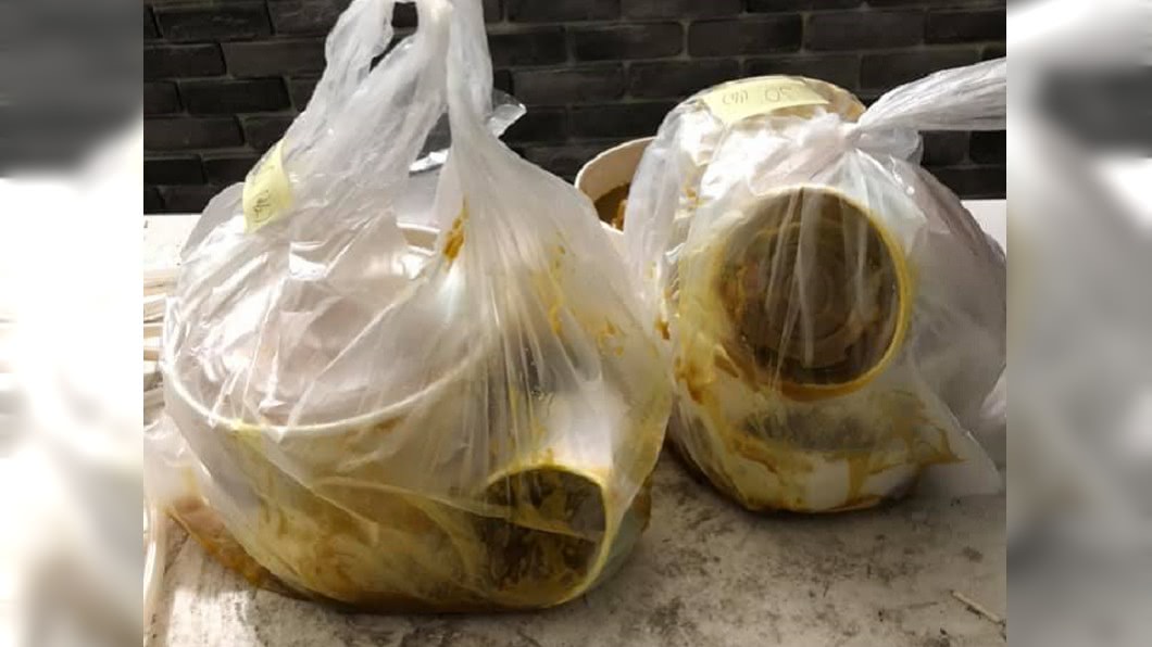 外送員找零糾紛「怒摔餐點」!咖哩醬汁炸開…網:太好賺