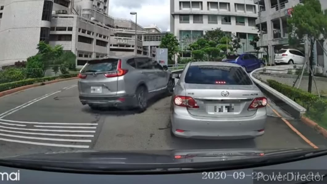 銀色CRV趁隙滑進車陣插隊。(圖/翻攝自「爆怨公社」)