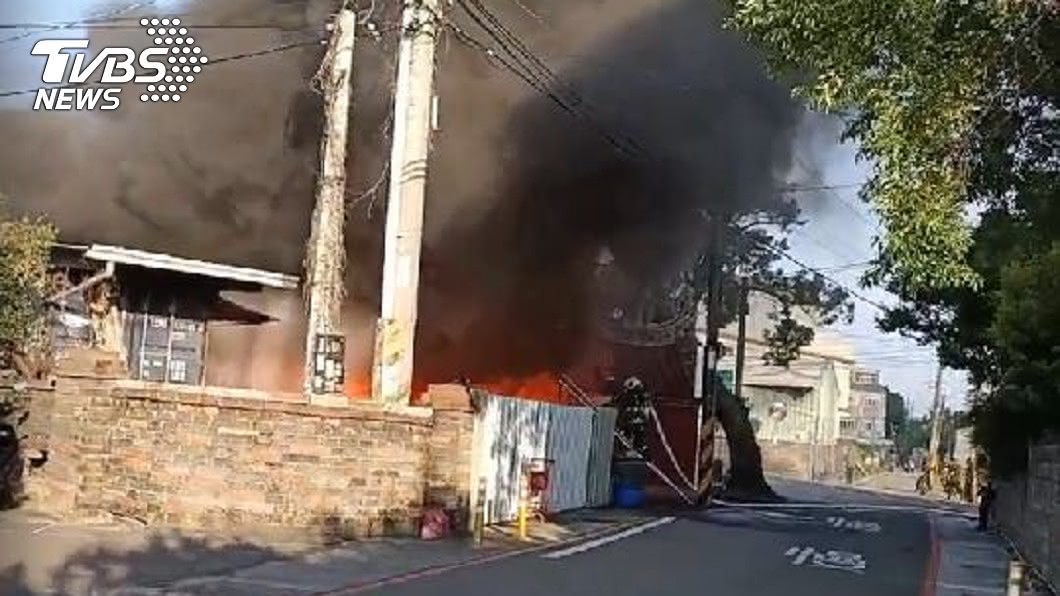 台中機油倉庫爆炸!黑濃煙竄天際 警消急趕現場滅火