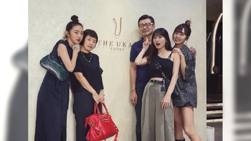 簡廷芮曾曬出一家人合照。(圖/翻攝自簡廷芮IG)