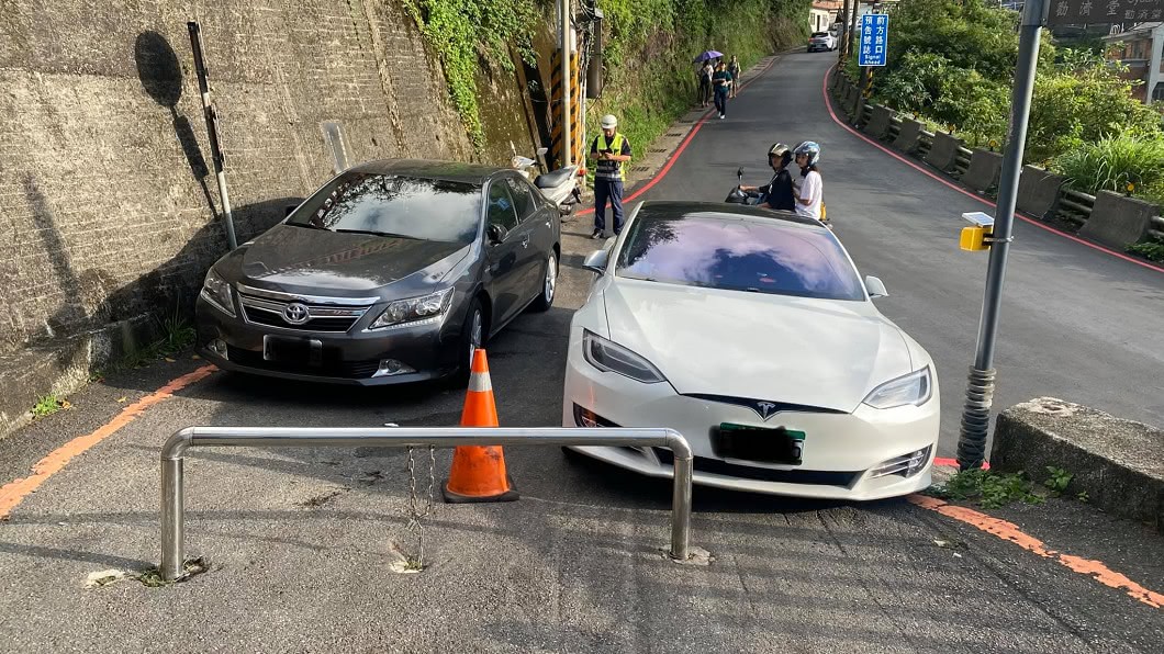 特斯拉省停車費「360度封九份」!機車族報仇…下場慘