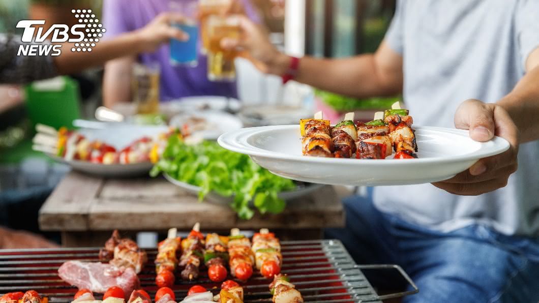 比肉還會裝熟!他被揪聚餐 狂吃整晚才驚覺「烤錯棚」