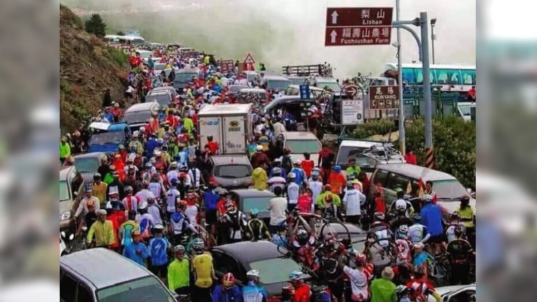 合歡山人車擠爆?業者怨舊照瘋傳 「遊客嚇到退房」