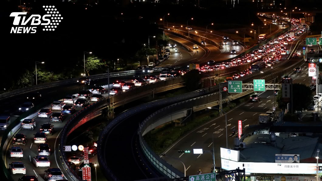 準備收假!國道北上湧車潮 國5恐塞過夜