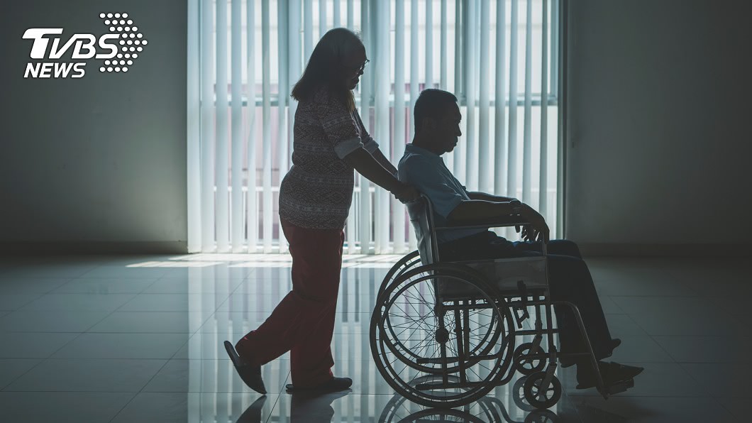 妻3年拒纏綿!6旬翁「逼看護脫衣」噁摸:我給妳錢