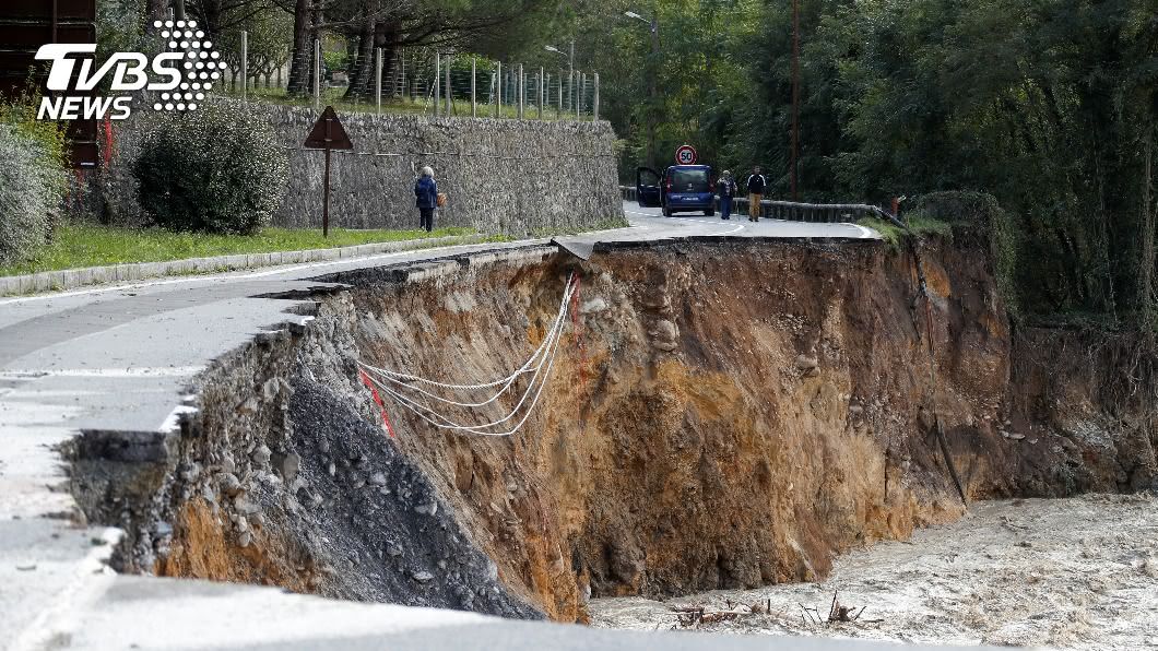 暴風雨襲法、義 豪雨釀災道路大面積崩塌