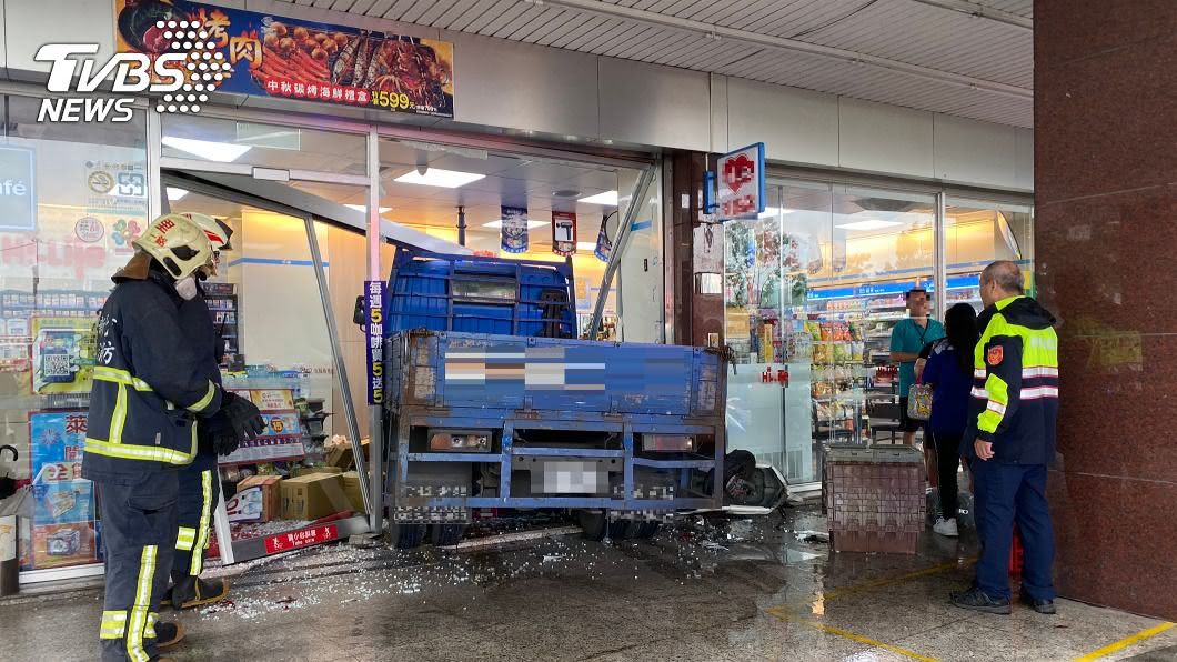 停等紅燈突被大貨車撞進超商　小貨車司機送醫