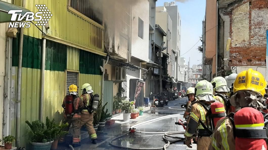 台南鬧區民宅起火　鄰屋母女疑嗆傷送醫